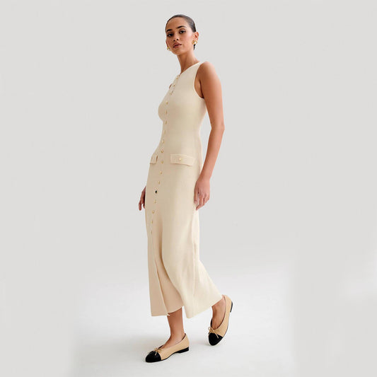 Sleek and Sophisticated – Slim Round Neck Design for a Timeless Look

